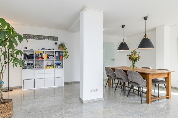 Foto - Verkocht onder voorbehoud: Verrassend ruime en instapklare gezinswoning met diepe zonnige tuin in Hoensbroek
